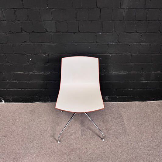 Arper Catifa 46 in weiß/orange – Eleganter Designer-Konferenzstuhl Zweifarbig