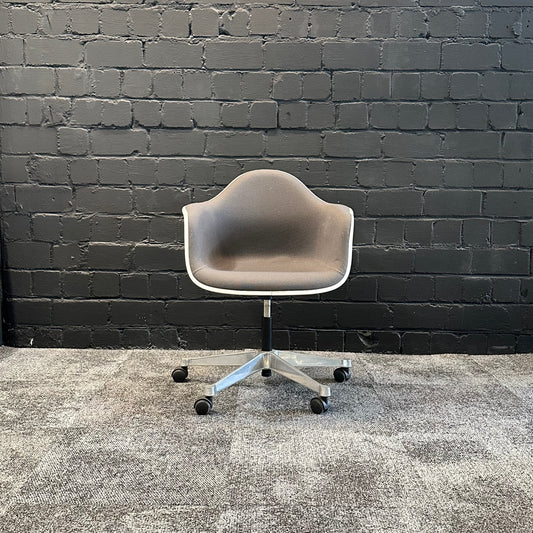 Vitra Eames Plastic Armchair PACC gebraucht - Ansicht 2