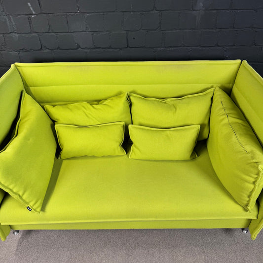 Vitra Alcove Sofa – Kompaktes 2-Sitzer Design-Sofa in Hellgrün