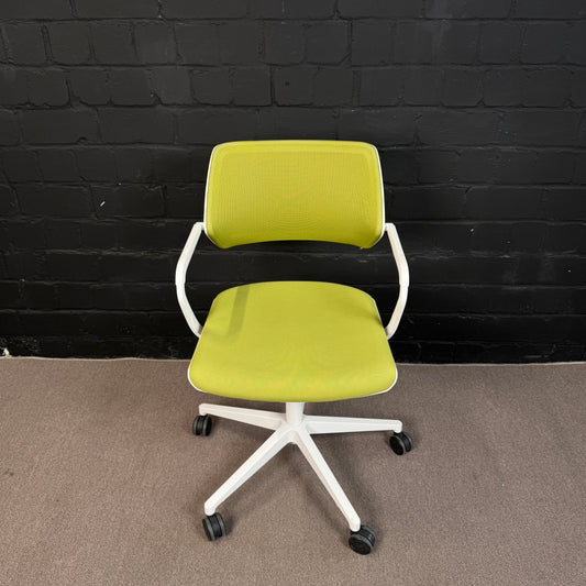 Steelcase QiVi Konferenzstuhl – Ergonomischer Meeting-Drehstuhl grün/weiß