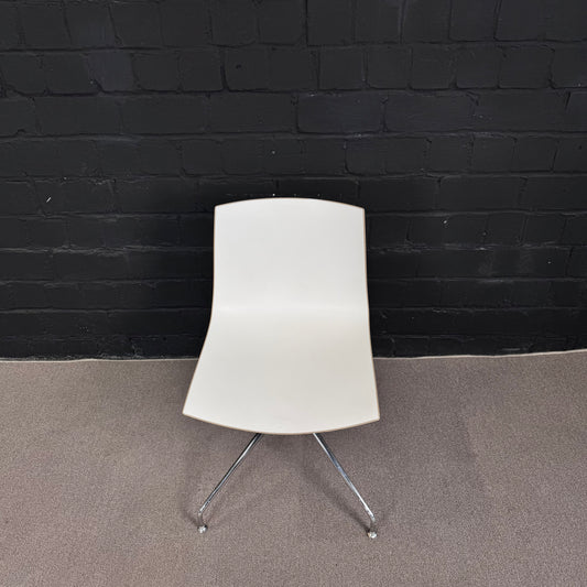 Arper Catifa 46 in Braunbeige – Eleganter Designer-Konferenzstuhl Zweifarbig