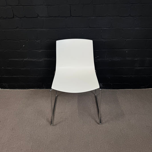Arper Catifa 46 in weiß– Eleganter Designer-Konferenzstuhl Einfarbig