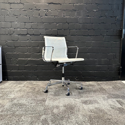 Vitra Eames Aluminium Chair EA 117 gebraucht - Ansicht 2