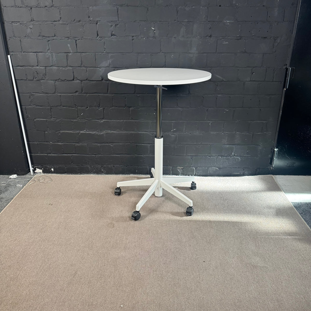 Steelcase höhenverstellbarer Stehtisch / Besprechungstisch – Ø 80 cm – Weiß – Rollbar