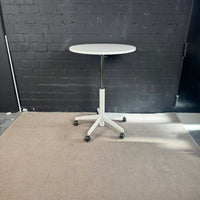 Steelcase höhenverstellbarer Stehtisch / Besprechungstisch – Ø 80 cm – Weiß – Rollbar