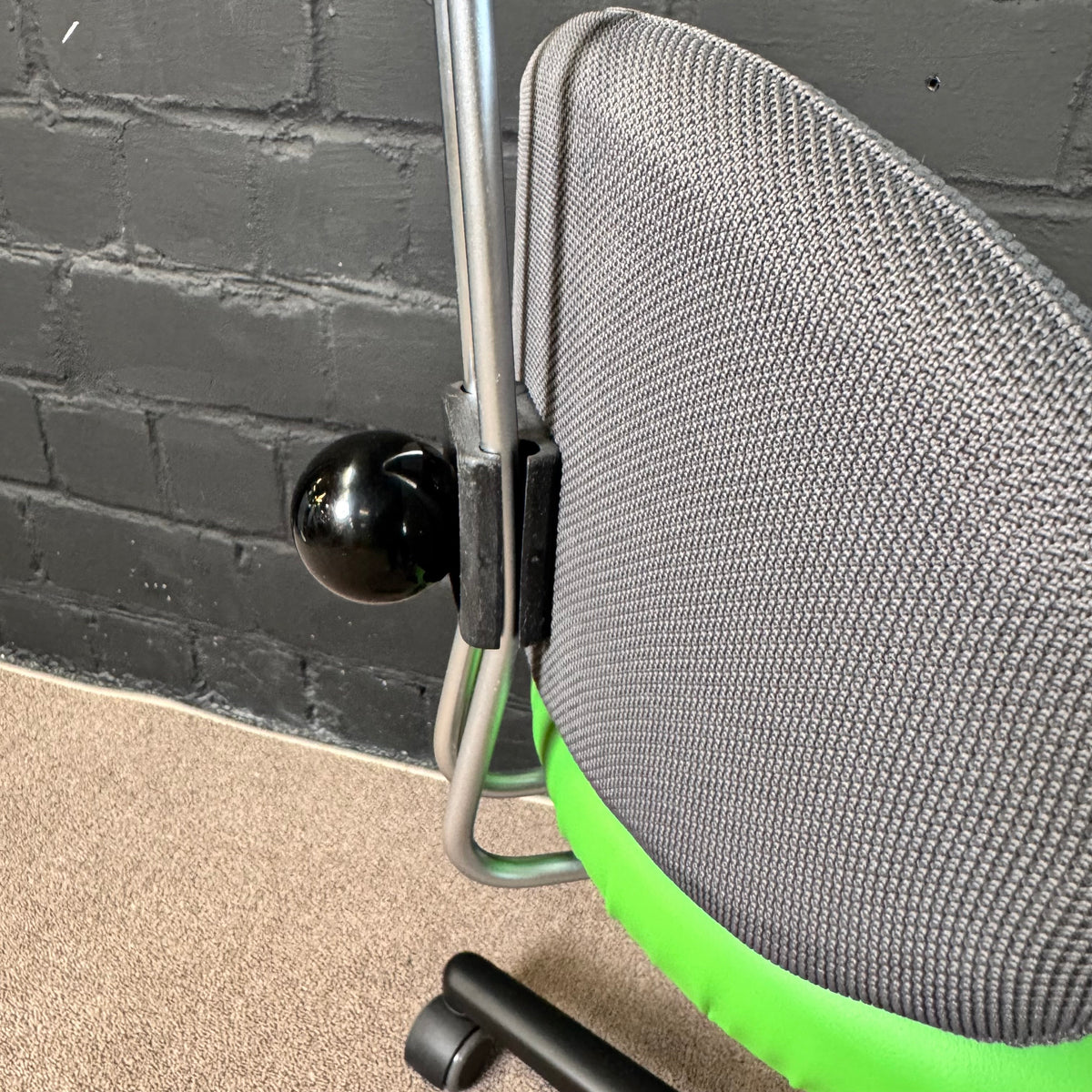 Leitner Ergomöbel Twist Ergonomischer Arbeitshocker grün/grau/schwarz