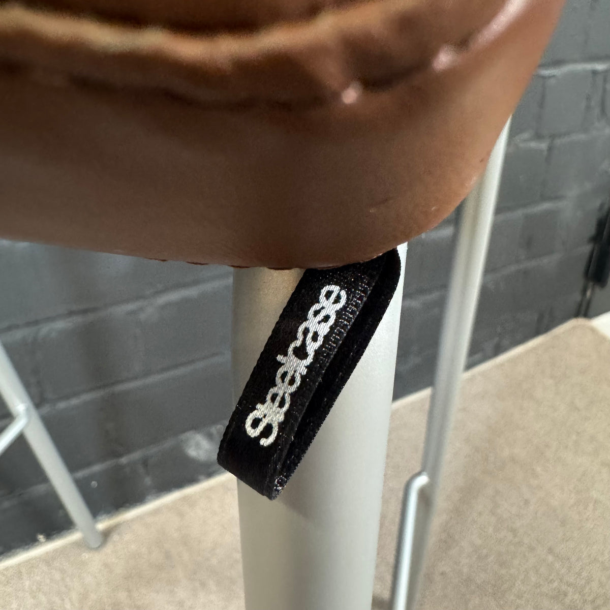 Steelcase Barhocker – Gepolsterter Objekt-Hocker in braun