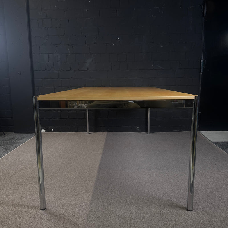 USM Haller Tisch – Klassischer Design-Schreibtisch in Echtholzfurier (Ahorn)