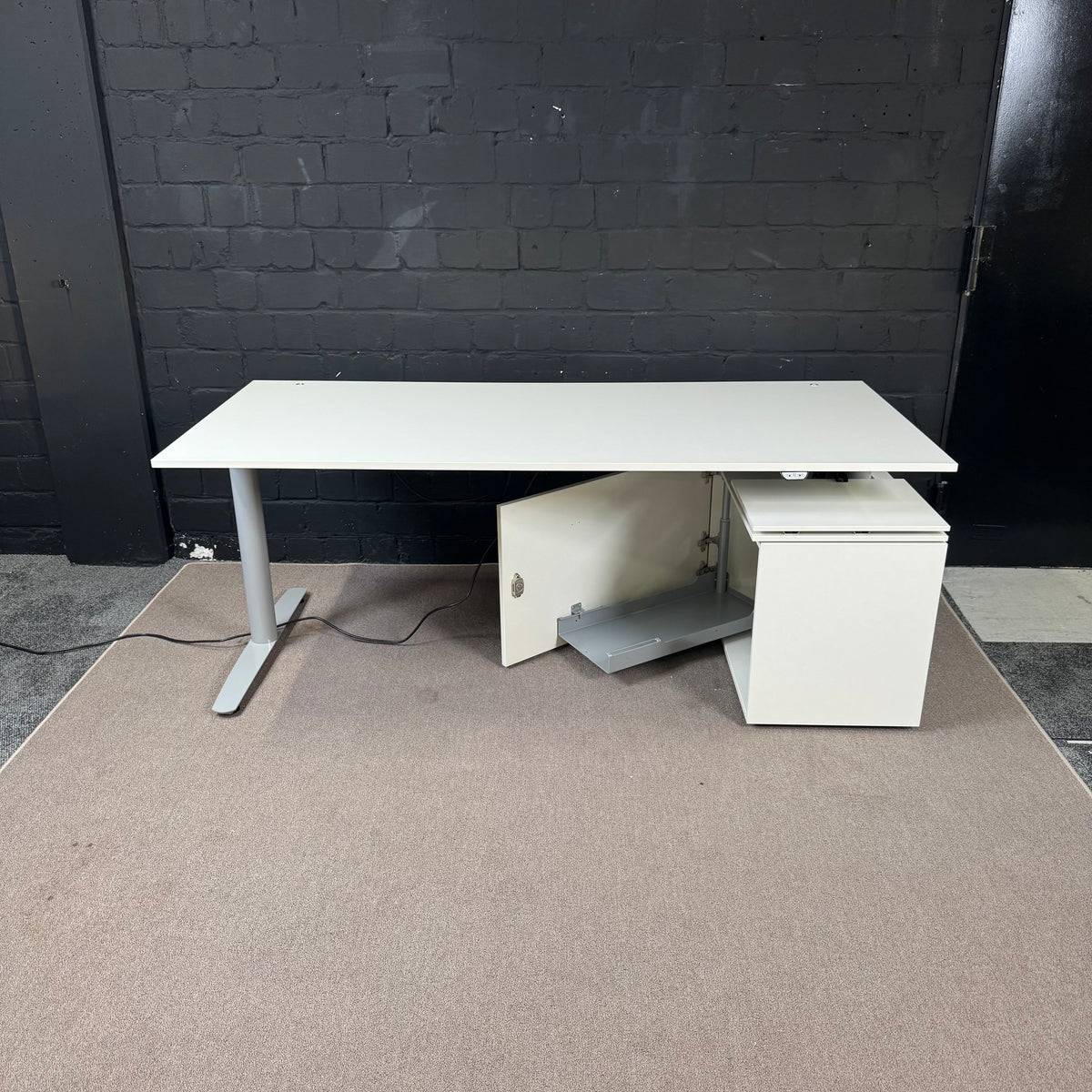 Elektrisch höhenverstellbarer Schreibtisch 180 × 80 cm – Weiß/Silber – 70–118 cm