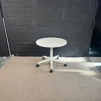 Steelcase höhenverstellbarer Stehtisch / Besprechungstisch – Ø 80 cm – Weiß – Rollbar