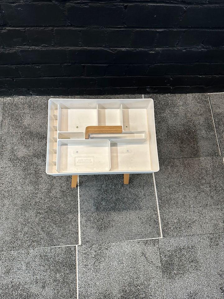 Toolbox Weiß mit Holzbeinen