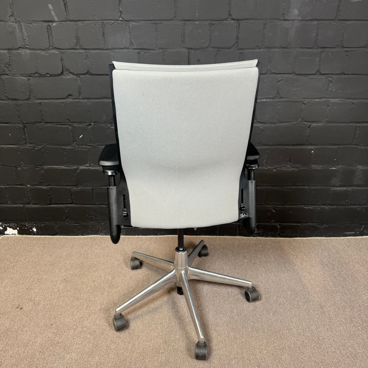 Ahrend Office Set – Elektrischer Steh-Sitz-Schreibtisch und Bürodrehstuhl