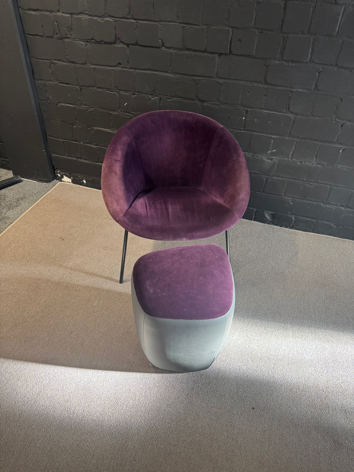 Walter Knoll 369-10 Design Sessel mit Seating Stones Hocker – Aubergine / Violett