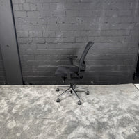 Viasit Scope Bürostuhl – Drehstuhl mit Armlehnen – Schwarz – Alu-Fußkreuz