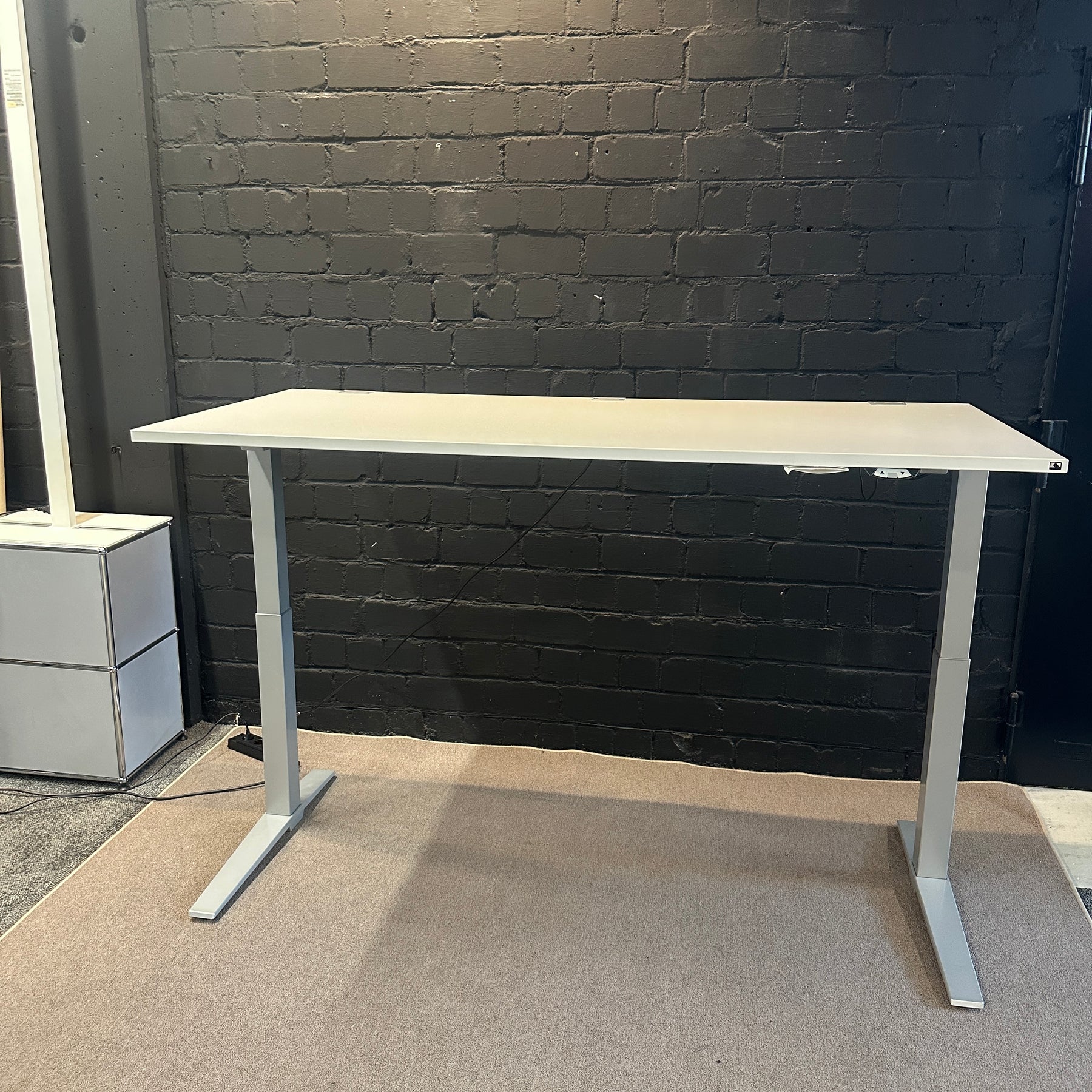höhenverstellbarer Schreibtisch