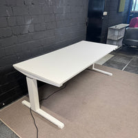 Steelcase elektrisch höhenverstellbarer Schreibtisch 180 x 80 cm – Weiß