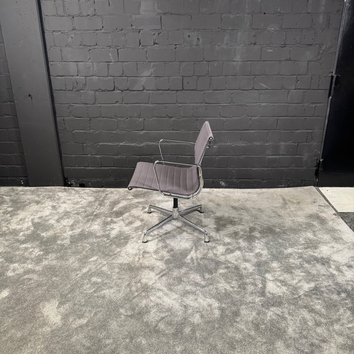 Vitra Eames Aluminium Chair EA 108 nicht drehbar – Design Konferenzstuhl – Grau – Chrom