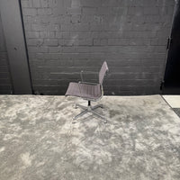 Vitra Eames Aluminium Chair EA 108 nicht drehbar – Design Konferenzstuhl – Grau – Chrom