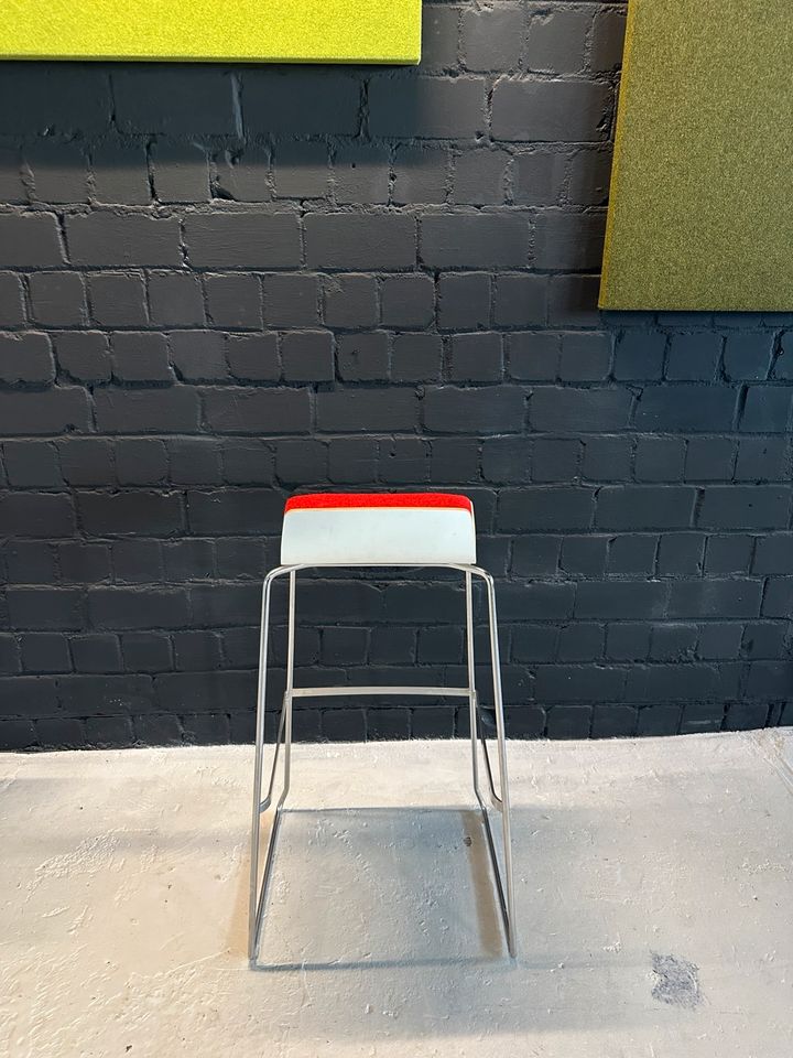 Barhocker mit roten Sitzkissen