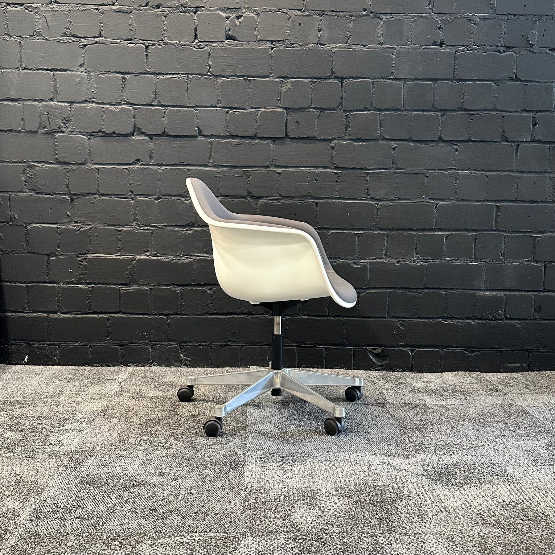 Vitra Eames Plastic Armchair PACC gebraucht - Ansicht 3