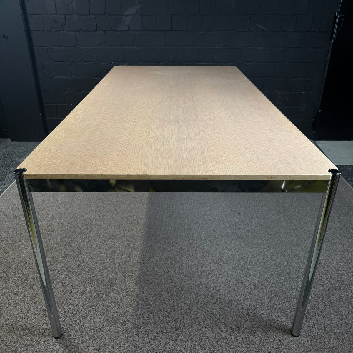 USM Haller Tisch – Klassischer Design-Schreibtisch in Echtholzfurier (Eiche)