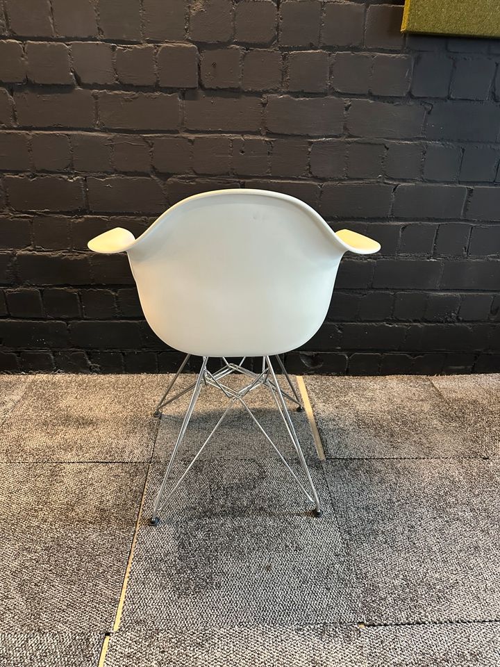 Eames Plastic Armchair DAR mit rotem Sitzkissen