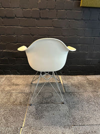 Eames Plastic Armchair DAR mit rotem Sitzkissen