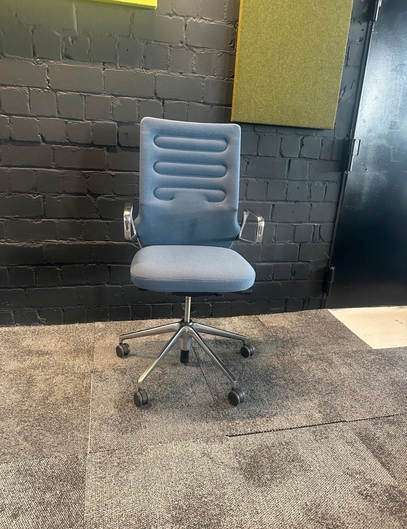 Vitra AC4 Bürodrehstuhl in Blau gebraucht