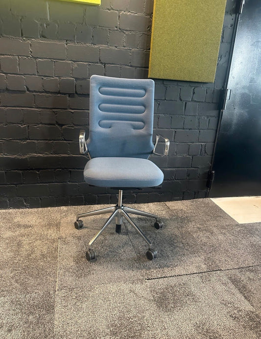 Vitra AC4 Bürodrehstuhl in Blau gebraucht