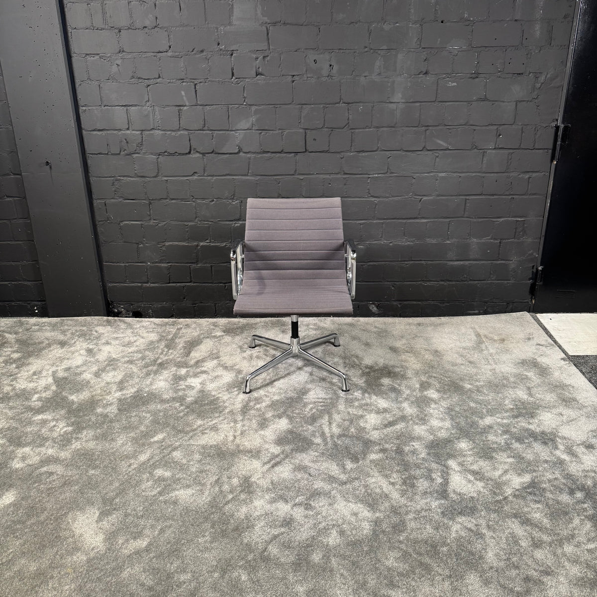 Vitra Eames Aluminium Chair EA 108 nicht drehbar – Design Konferenzstuhl – Grau – Chrom