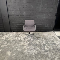 Vitra Eames Aluminium Chair EA 108 nicht drehbar – Design Konferenzstuhl – Grau – Chrom
