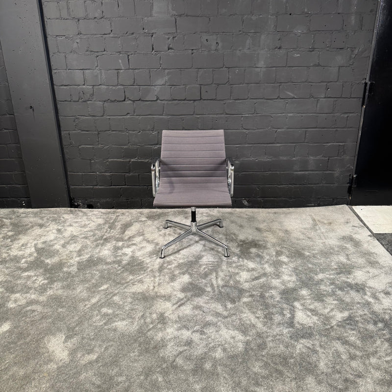 Vitra Eames Aluminium Chair EA 108 nicht drehbar – Design Konferenzstuhl – Grau – Chrom