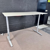 Kinnarps Schreibtisch elektrisch höhenverstellbar 180 × 80 cm – Lichtgrau/Weiß