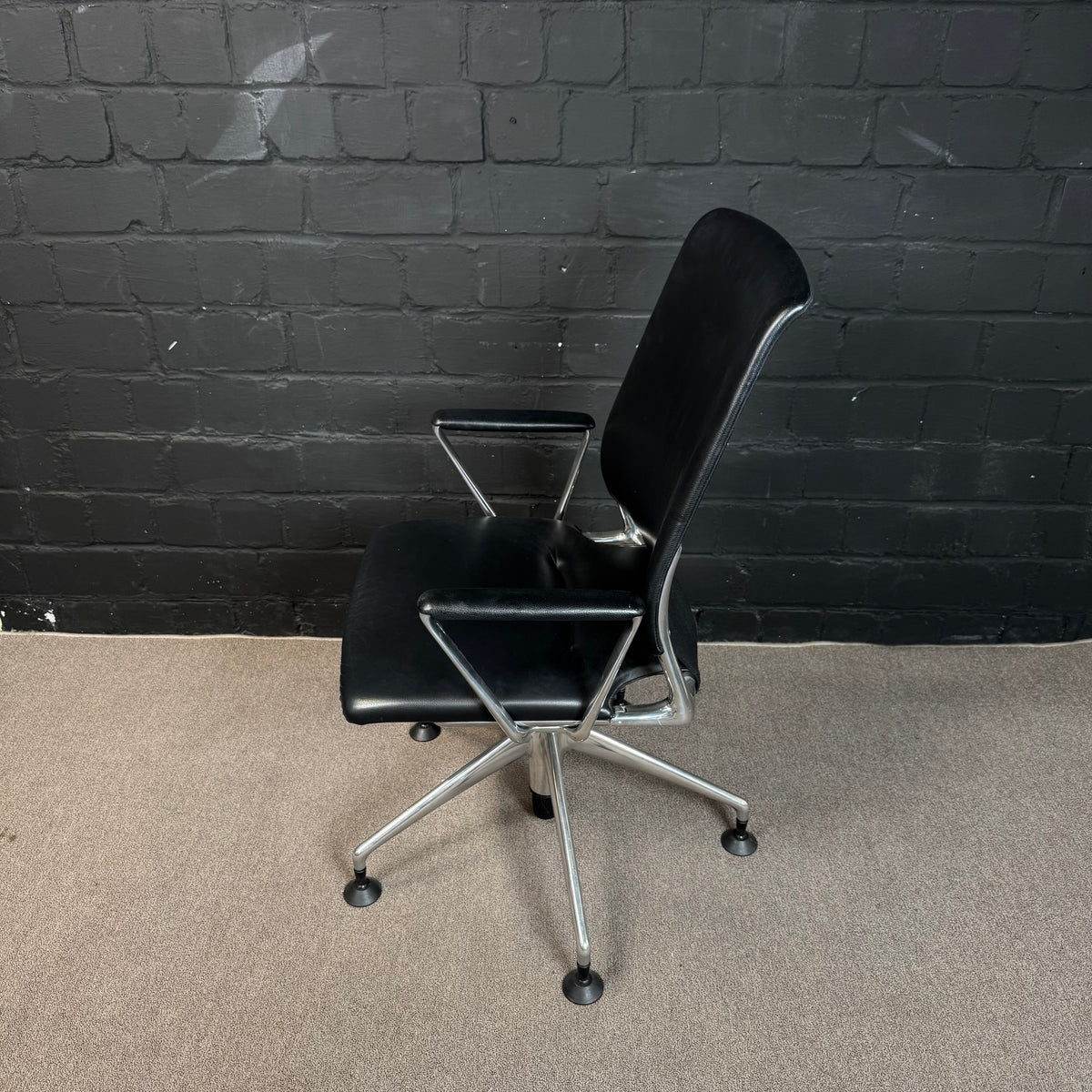 Vitra Meda Chair – Klassischer Konferenzstuhl / Bürodrehstuhl in schwarzem Leder
