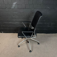 Vitra Meda Chair – Klassischer Konferenzstuhl / Bürodrehstuhl in schwarzem Leder