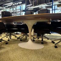 Knoll International Saarinen Ovaler Konferenztisch (Eiche Natur / Weiß)