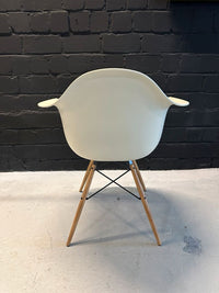 Eames Plastic Armchair DAW