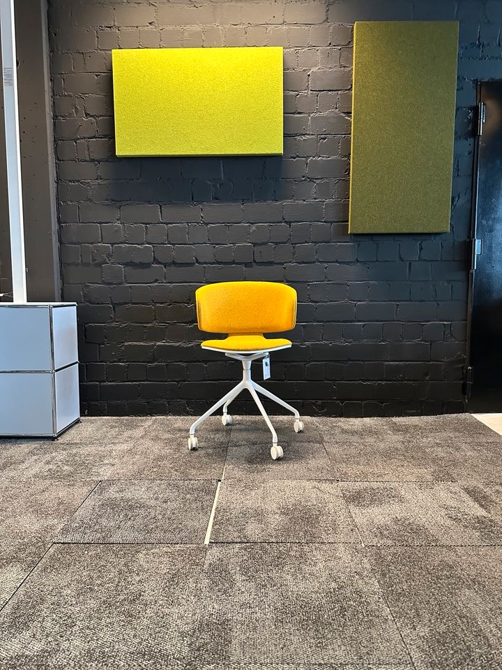 Studio Stuhl Filz Gelb mit Rollen