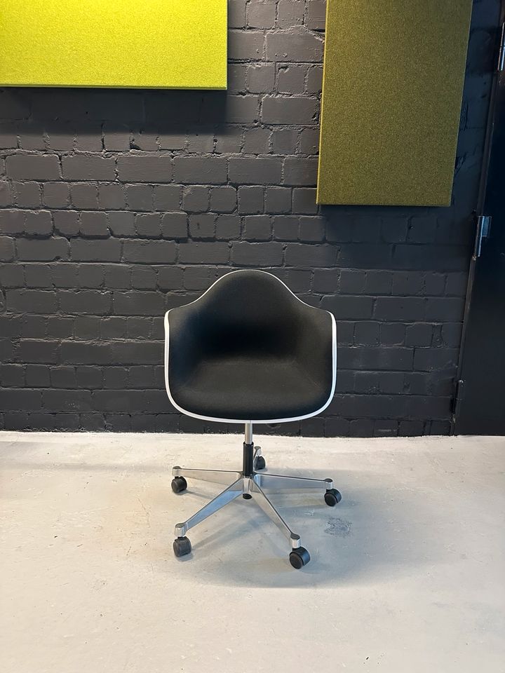 Eames Plastic Armchair PACC Schwarz