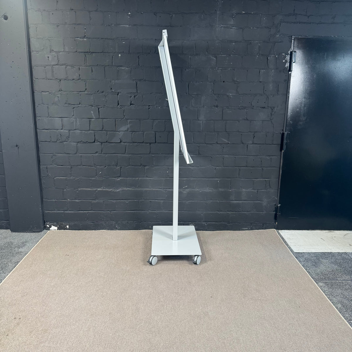 Steelcase mobiles Whiteboard / Präsentationsboard auf Rollen – Weiß / Silber
