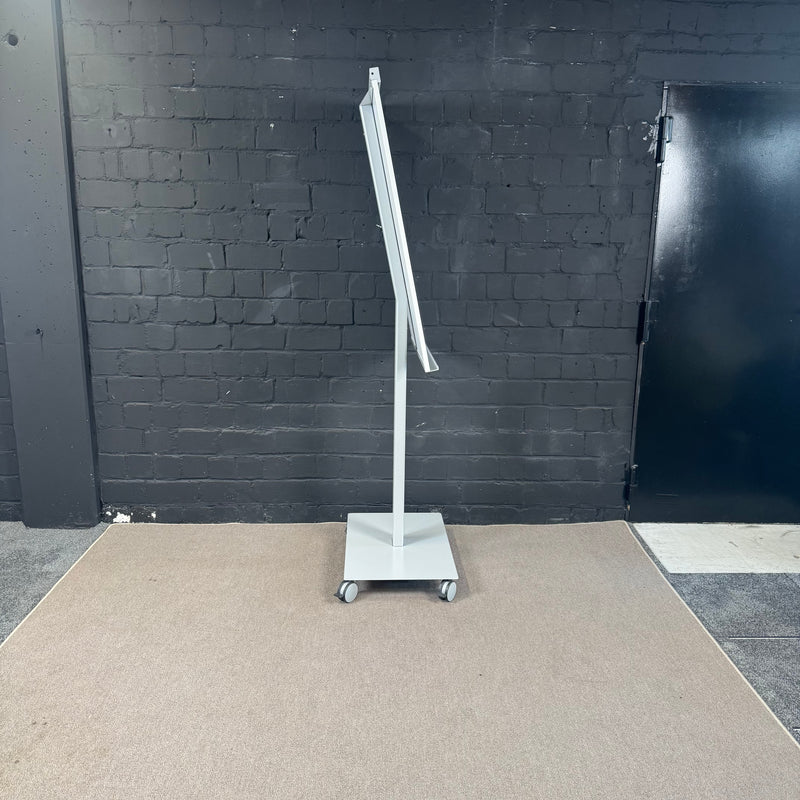 Steelcase mobiles Whiteboard / Präsentationsboard auf Rollen – Weiß / Silber