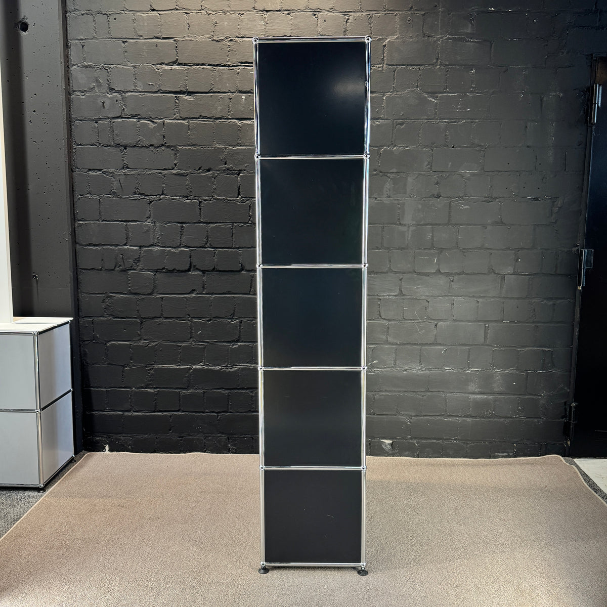 USM Haller Regal Graphitschwarz, 5 Raster + 3 Klappen, 75 × 179 cm