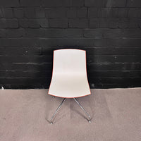 Arper Catifa 46 in weiß/orange – Eleganter Designer-Konferenzstuhl Zweifarbig