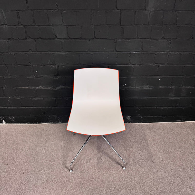 Arper Catifa 46 in weiß/orange – Eleganter Designer-Konferenzstuhl Zweifarbig