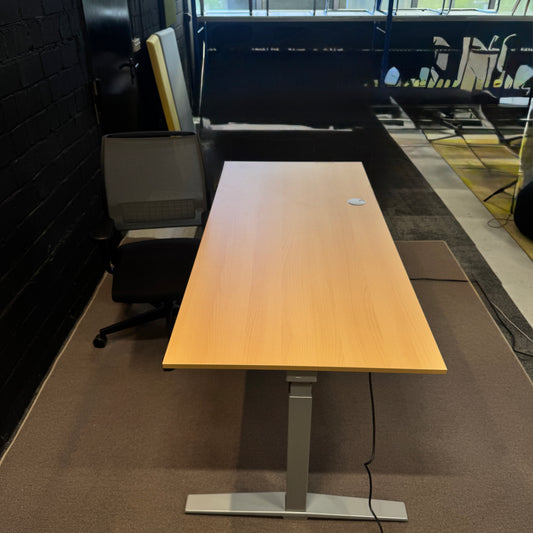 König+Neurath Ergonomie-Set Pro: König + Neurath Schreibtisch (höhenverstellbar, Buche) & Bürostuhl Set
