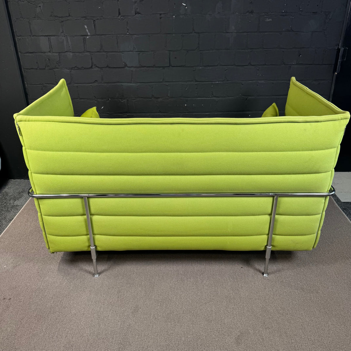 Vitra Alcove Sofa – Kompaktes 2-Sitzer Design-Sofa in Hellgrün