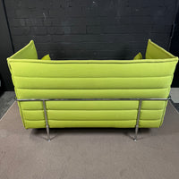 Vitra Alcove Sofa – Kompaktes 2-Sitzer Design-Sofa in Hellgrün