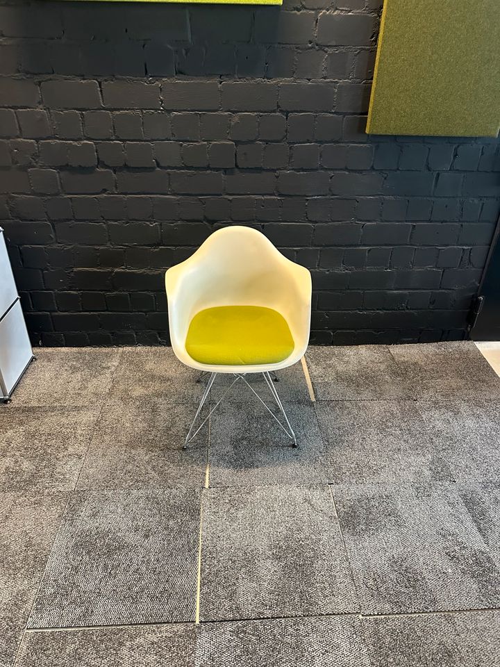 Eames Plastic Armchair DAR mit grünem Sitzkissen