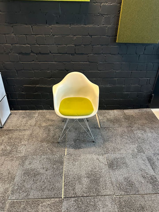 Eames Plastic Armchair DAR mit grünem Sitzkissen