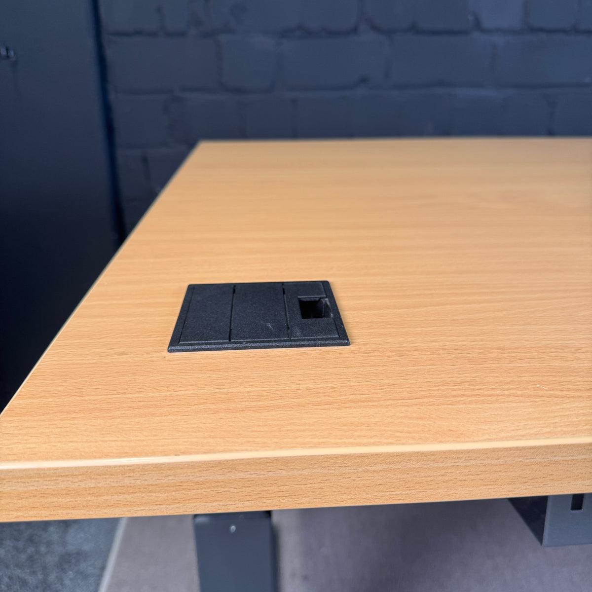 Oelschläger Metalltechnik (OMT) / Elektrisch höhenverstellbarer Steh-Sitz-Schreibtisch